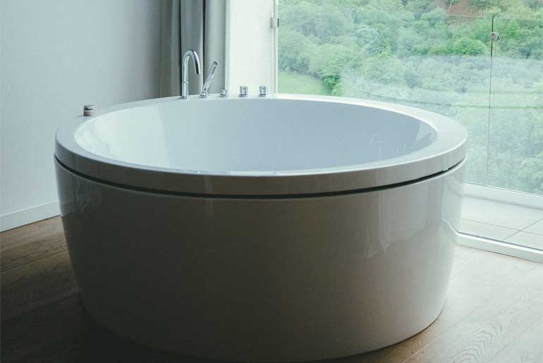 Round white ceramic bathtub
