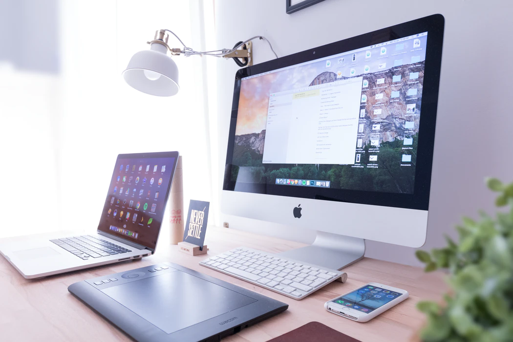 iMac and Macbook on a desk