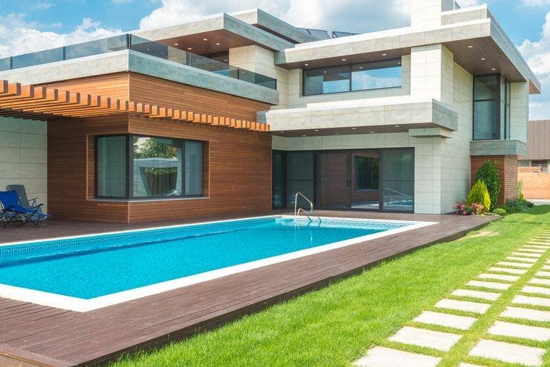 Top Tips For Keeping Your Swimming Pool Clean Whatever The Season